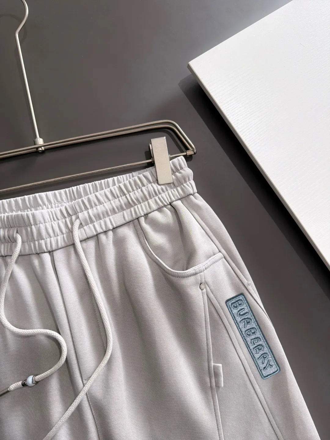 The next day we shipped the P195 Balenciaga High Quality New Arrival Elastic Casual Pants Fall/Winter 2026. The custom-made fabric at the counter has a high degree of comfort, impeccable details, and the design concept of the brand elements reflects high quality. The hand feels delicate and soft! Casual cuts and awesome upper body! Sizes: S-3XL